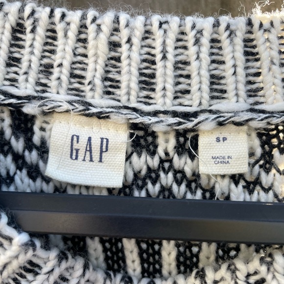 Gap- black and white fringe sweater - Picture 4 of 4